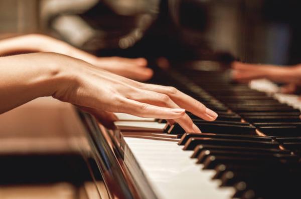 Pianist Lia Deni